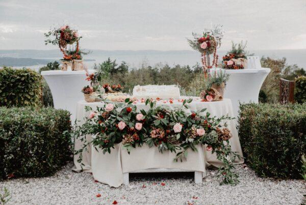 tavolo decorato con fiori per matrimonio