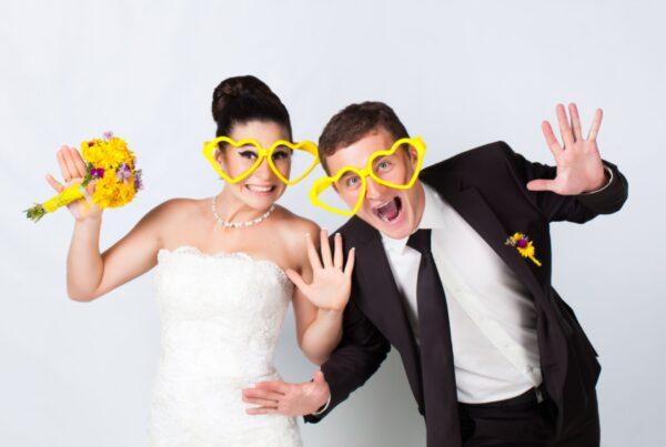 Sposi felici e contenti con occhiali a forma di cuore